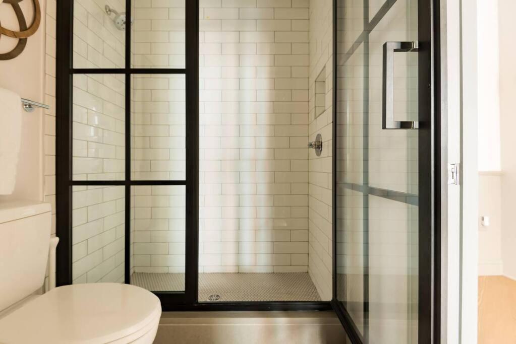 Trendy Condo! Close To Everthing Downtown برمنغهام المظهر الخارجي الصورة
