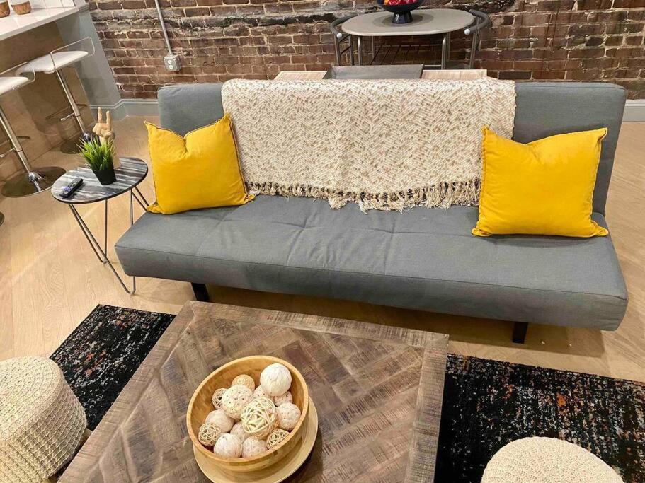 Trendy Condo! Close To Everthing Downtown برمنغهام المظهر الخارجي الصورة
